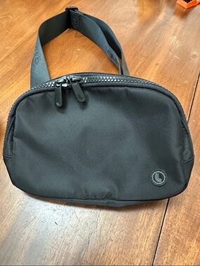 Lolë Jamie Unisex Belt Bag.